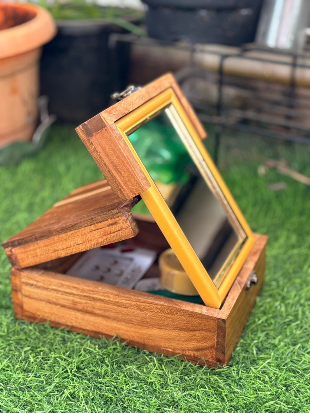 Integrated Make Up Box (फणी -करंडा पेटी ) 8X6